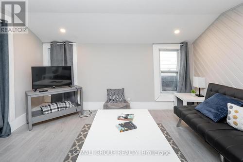 38 Inchbury Street, Hamilton, ON - Indoor Photo Showing Living Room