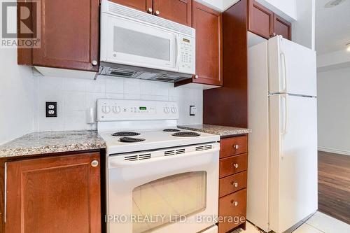 2015 - 30 Grand Trunk Crescent, Toronto, ON - Indoor Photo Showing Kitchen
