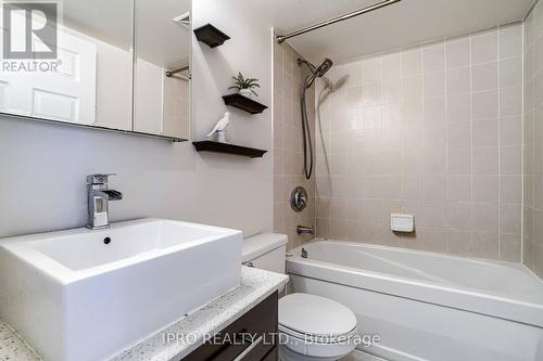 2015 - 30 Grand Trunk Crescent, Toronto, ON - Indoor Photo Showing Bathroom