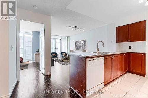 2015 - 30 Grand Trunk Crescent, Toronto, ON - Indoor Photo Showing Kitchen