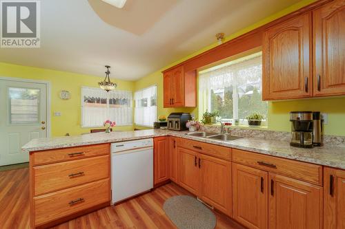 872 Linthorpe Road, Kamloops, BC - Indoor Photo Showing Kitchen With Double Sink