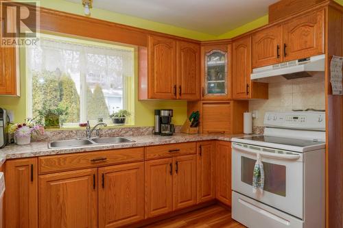 872 Linthorpe Road, Kamloops, BC - Indoor Photo Showing Kitchen With Double Sink