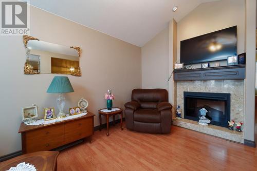 872 Linthorpe Road, Kamloops, BC - Indoor Photo Showing Living Room With Fireplace