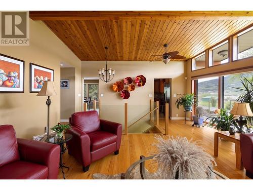 7850 Old Kamloops Road, Vernon, BC - Indoor Photo Showing Living Room