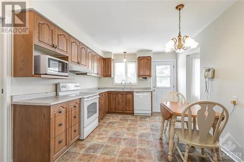 348 Galloway Drive, Orleans, ON - Indoor Photo Showing Kitchen