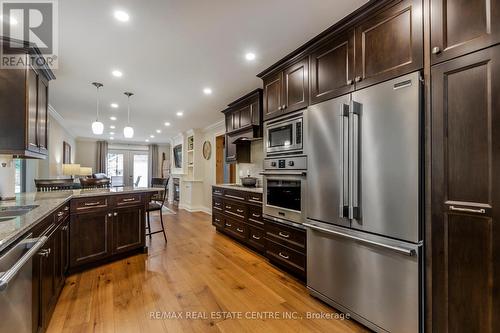1811 Old Waterdown Rd, Burlington, ON - Indoor Photo Showing Kitchen With Upgraded Kitchen