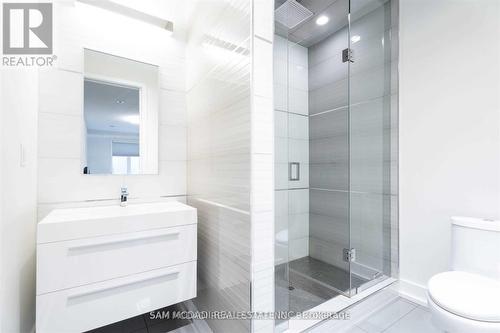 685 Montbeck Cres, Mississauga, ON - Indoor Photo Showing Bathroom