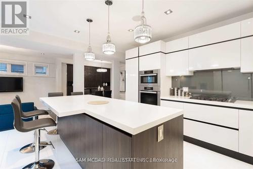 685 Montbeck Cres, Mississauga, ON - Indoor Photo Showing Kitchen With Upgraded Kitchen