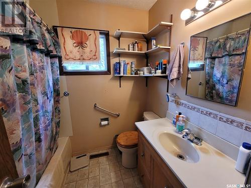 523 Cochin Avenue, Meadow Lake, SK - Indoor Photo Showing Bathroom