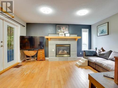 3396 Mackenzie Ave, Powell River, BC - Indoor Photo Showing Living Room With Fireplace