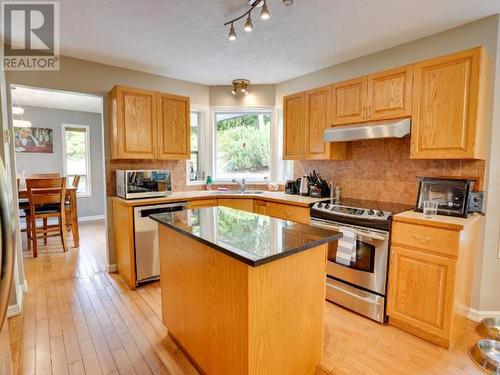 3396 Mackenzie Ave, Powell River, BC - Indoor Photo Showing Kitchen