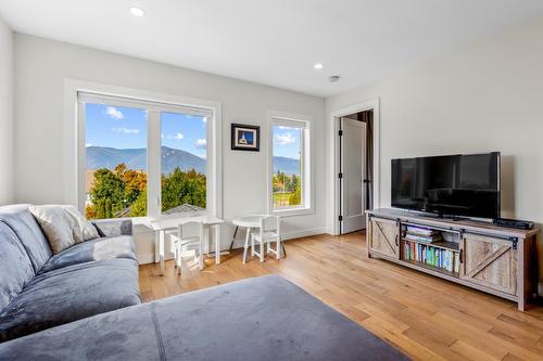 433 10Th Avenue, Creston, BC - Indoor Photo Showing Living Room
