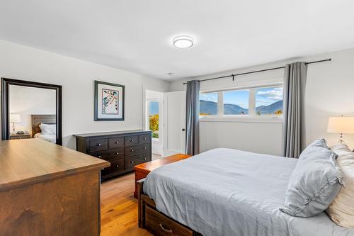 433 10Th Avenue, Creston, BC - Indoor Photo Showing Bedroom