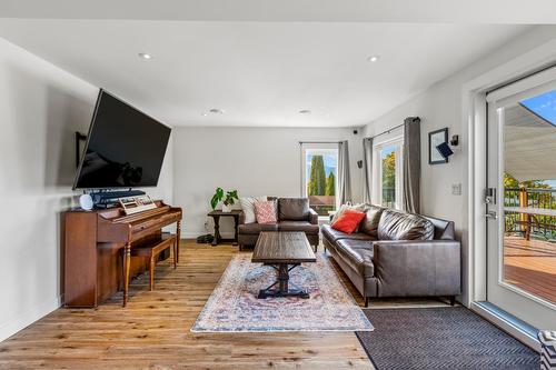 433 10Th Avenue, Creston, BC - Indoor Photo Showing Living Room