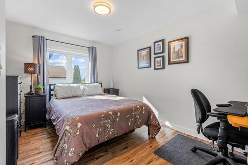 433 10Th Avenue, Creston, BC - Indoor Photo Showing Bedroom