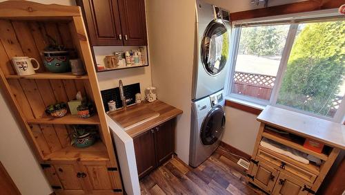 522 Border Place, Midway, BC - Indoor Photo Showing Laundry Room