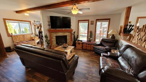522 Border Place, Midway, BC - Indoor Photo Showing Living Room With Fireplace