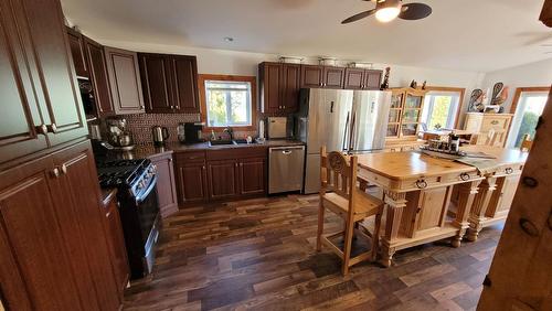 522 Border Place, Midway, BC - Indoor Photo Showing Kitchen