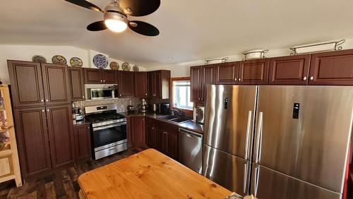 522 Border Place, Midway, BC - Indoor Photo Showing Kitchen With Double Sink