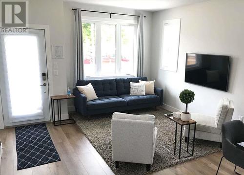 667 Victoria Drive Unit# 101, Penticton, BC - Indoor Photo Showing Living Room