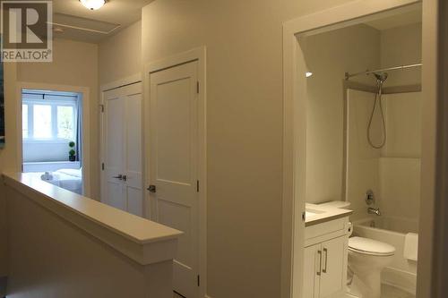 667 Victoria Drive Unit# 101, Penticton, BC - Indoor Photo Showing Bathroom