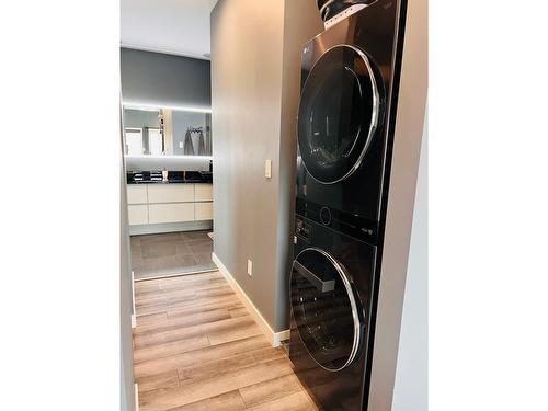 15-640 Upper Lakeview Road, Windermere, BC - Indoor Photo Showing Laundry Room
