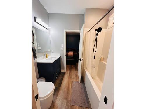 15-640 Upper Lakeview Road, Windermere, BC - Indoor Photo Showing Bathroom