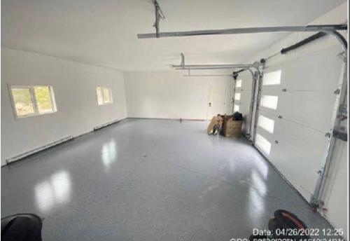 15-640 Upper Lakeview Road, Windermere, BC - Indoor Photo Showing Garage