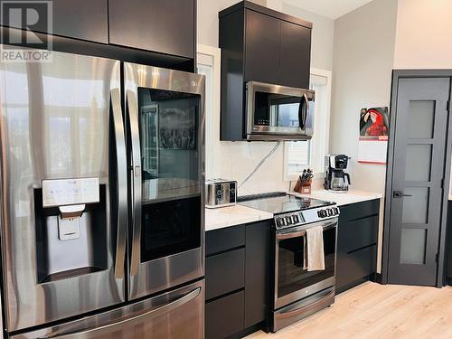 15-640 Upper Lakeview  Road, Windermere, BC - Indoor Photo Showing Kitchen With Upgraded Kitchen