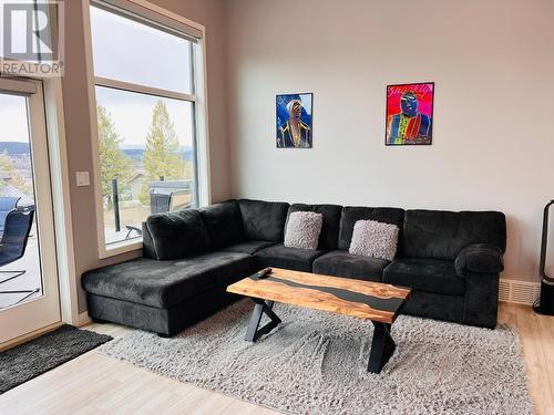 15-640 Upper Lakeview  Road, Windermere, BC - Indoor Photo Showing Living Room