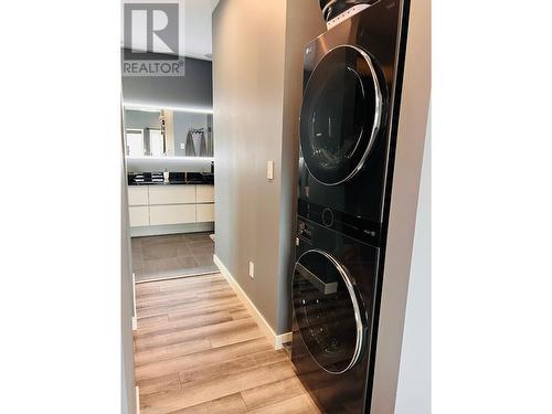 15-640 Upper Lakeview  Road, Windermere, BC - Indoor Photo Showing Laundry Room