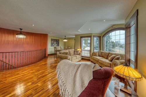 5144 Riverview Road, Fairmont Hot Springs, BC - Indoor Photo Showing Living Room