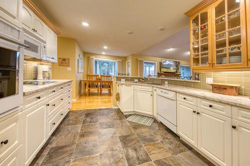 5152 Riverview Crescent, Fairmont Hot Springs, BC - Indoor Photo Showing Kitchen