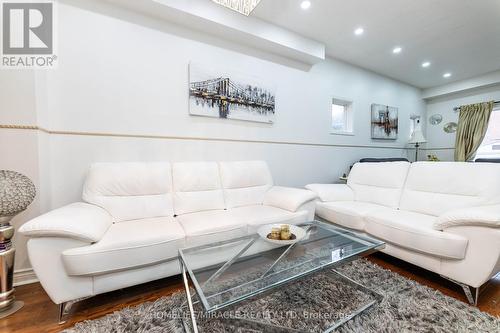 1823 Stevington Crescent, Mississauga, ON - Indoor Photo Showing Living Room