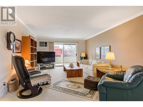 2477 Ingram Road Unit# 100, West Kelowna, BC - Indoor Photo Showing Living Room