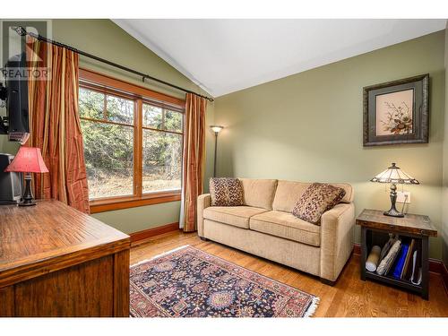 7811 Westkal Road, Coldstream, BC - Indoor Photo Showing Living Room