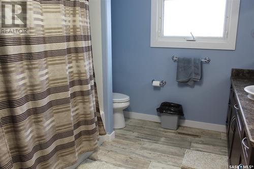 903 4Th Street S, Weyburn, SK - Indoor Photo Showing Bathroom