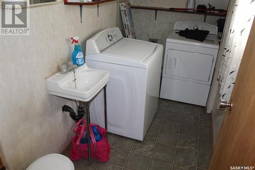 903 4Th Street S, Weyburn, SK - Indoor Photo Showing Laundry Room