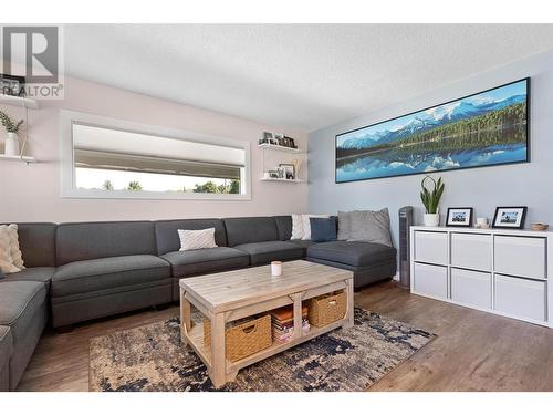 889 Cadder Avenue, Kelowna, BC - Indoor Photo Showing Living Room