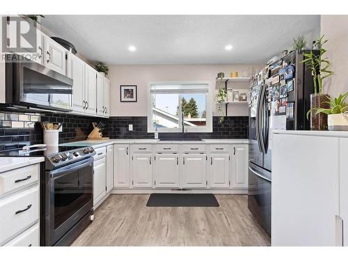 889 Cadder Avenue, Kelowna, BC - Indoor Photo Showing Kitchen