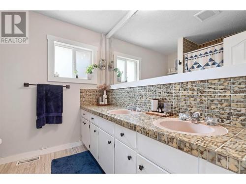 889 Cadder Avenue, Kelowna, BC - Indoor Photo Showing Bathroom