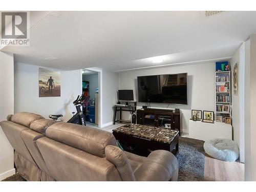 889 Cadder Avenue, Kelowna, BC - Indoor Photo Showing Living Room