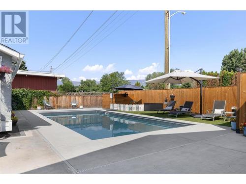 889 Cadder Avenue, Kelowna, BC - Outdoor With In Ground Pool