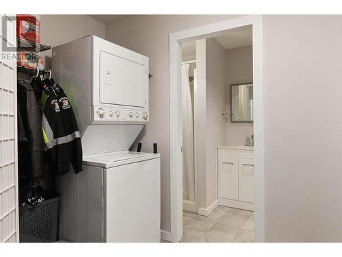 889 Cadder Avenue, Kelowna, BC - Indoor Photo Showing Laundry Room