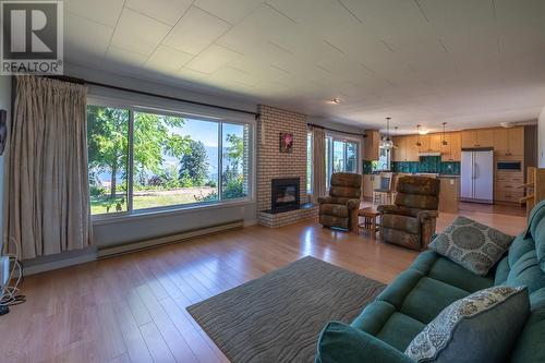 8611 Robertson Avenue, Summerland, BC - Indoor Photo Showing Living Room With Fireplace