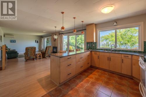 8611 Robertson Avenue, Summerland, BC - Indoor Photo Showing Kitchen