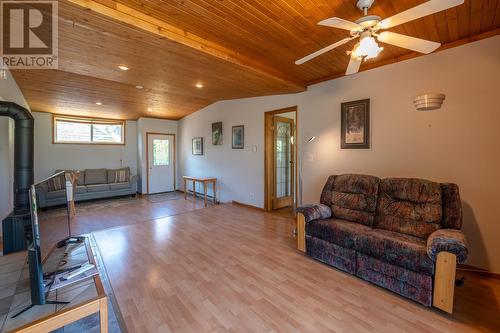 8611 Robertson Avenue, Summerland, BC - Indoor Photo Showing Living Room