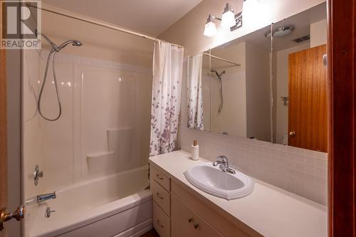 8611 Robertson Avenue, Summerland, BC - Indoor Photo Showing Bathroom