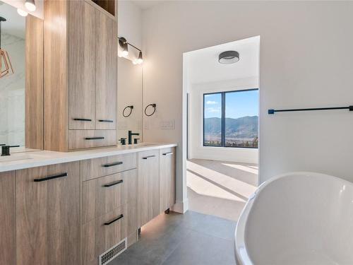1075 Elk Street, Penticton, BC - Indoor Photo Showing Bathroom