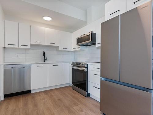 1075 Elk Street, Penticton, BC - Indoor Photo Showing Kitchen With Upgraded Kitchen